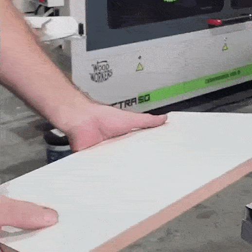 coladeira de borda fitando a borda de um MDF